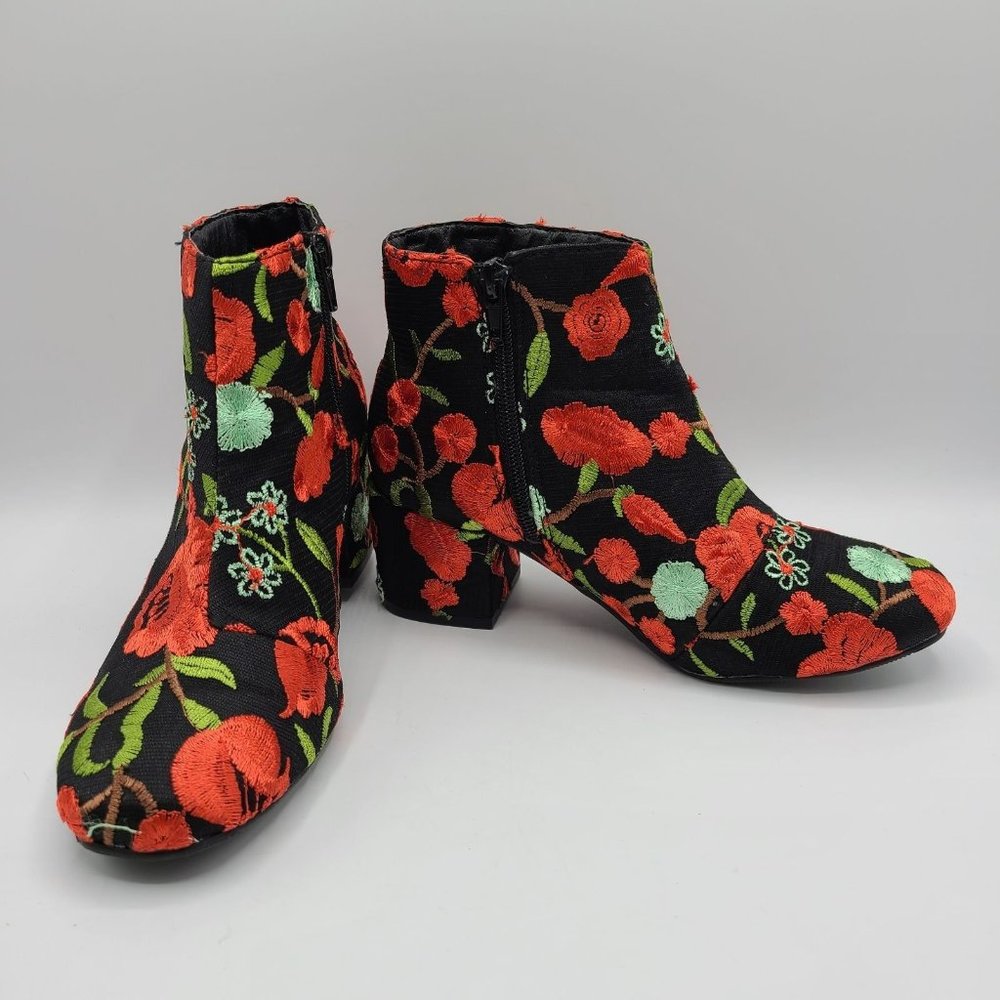 Qupid Floral Embroidery Black Boots Sz 5